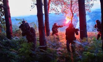 militare soldati nel campo foto