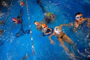 nuoto nel interno piscina foto