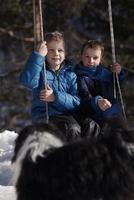 ritratto di poco ragazzi a inverno giorno foto