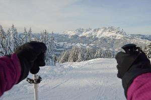 inverno persone divertimento e sciare foto