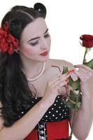 giovane donna con rosa fiore isolato su bianca foto
