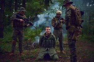 militare soldati nel campo foto