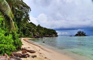 soleggiato giorno spiaggia Visualizza su il Paradiso isole Seychelles foto