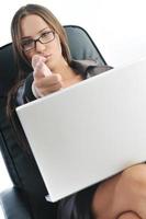 attività commerciale donna con il computer portatile isolato su bianca foto