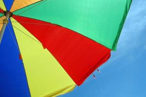 tenda ombrello colorato con sfondo azzurro