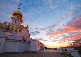 tempio sarovsky serafim sul tramonto a khabarovsk, russia foto