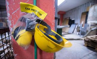 standard sicurezza attrezzatura giallo casco e orecchie protezione foto