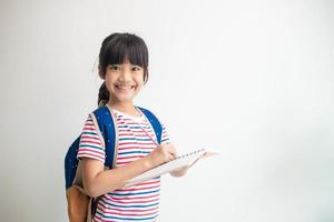 asiatico alunno ragazza Tenere libri foto