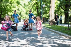 Gemelli madre con bambini nel città parco foto