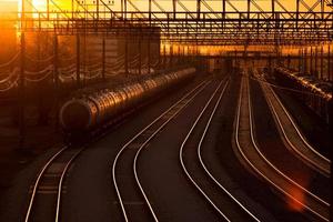 stazione ferroviaria al tramonto