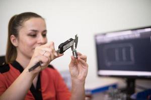 entro il pesante industria, un' fabbrica industriale ingegnere le misure con un' calibro e su un' personale computer disegni un' 3d modello foto