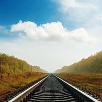 ferrovia all'orizzonte in autunno foto
