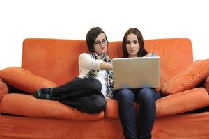 femmina amici Lavorando su il computer portatile computer a casa foto