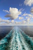 vista sull'oceano con scia di nave da crociera foto