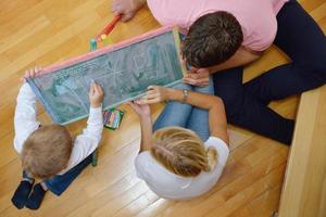 famiglia disegno su scuola tavola a casa foto