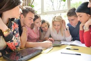 adolescenti gruppo nel scuola foto