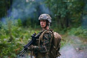 militare soldati nel campo foto