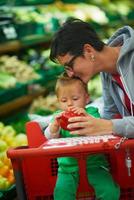 madre con bambino nel shopping foto