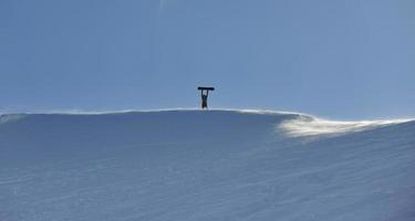 sciatore su montagna foto