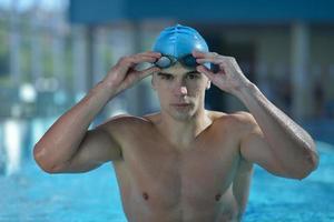 nuoto nel interno piscina foto