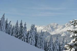 paesaggio montano invernale foto