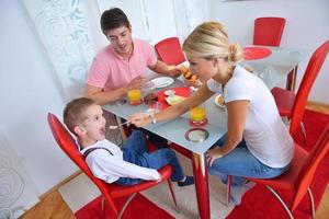 famiglia avere salutare prima colazione a casa foto