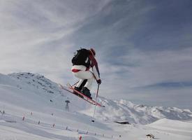 sciatore su montagna foto