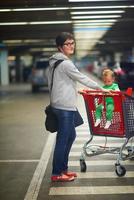 madre con bambino nel shopping foto