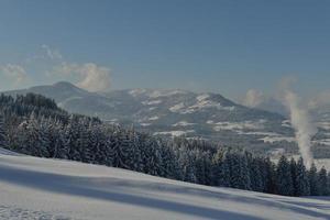 paesaggio montano invernale foto