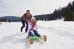 contento giovane coppia avendo divertimento su fresco mostrare su inverno vacanza foto