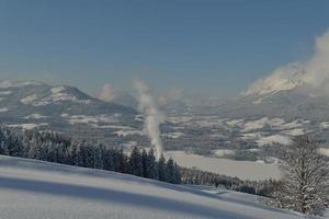 paesaggio montano invernale foto