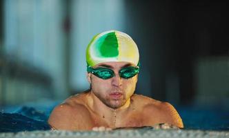 nuotatore nel piscina foto