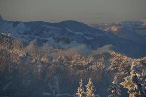 paesaggio montano invernale foto