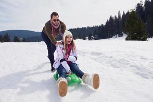 contento giovane coppia avendo divertimento su fresco mostrare su inverno vacanza foto