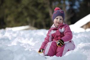 poco ragazza a inverno giorno foto