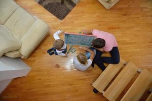 famiglia disegno su scuola tavola a casa foto