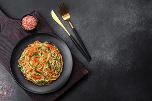 fresco insalata di affettato magro strisce di carota e zucchine su un' calcestruzzo sfondo foto