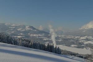 paesaggio montano invernale foto