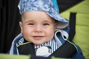 bambino ragazzo seduta nel il carrozzina foto