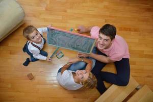 famiglia disegno su scuola tavola a casa foto