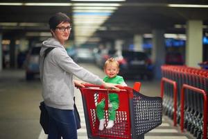 madre con bambino nel shopping foto