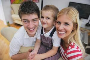 famiglia a casa foto