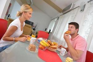 famiglia avere salutare prima colazione a casa foto