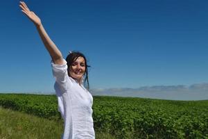 giovane donna felice in campo verde foto