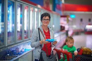 madre con bambino nel shopping foto