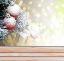 sfondo con Natale albero e carino regalo scatole con fiocchi foto