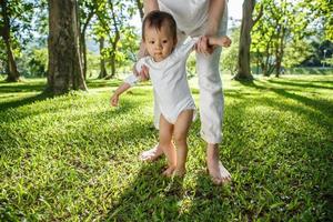 gambe di madre e bambino. primo passi. foto