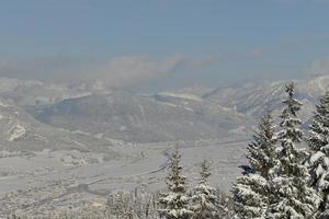 paesaggio montano invernale foto