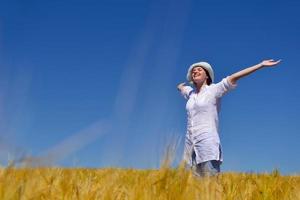 giovane donna con le braccia allargate al cielo foto