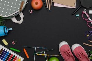 superiore Visualizza modello di di istruzione Accessori con zaino, alunno libri, scarpe, colorato pastello, occhio occhiali, vuoto spazio su lavagna sfondo, concetto di formazione scolastica e indietro per scuola foto